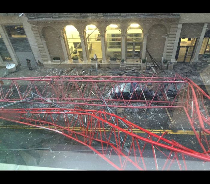 Guindaste gigante despenca no meio da rua em Nova York