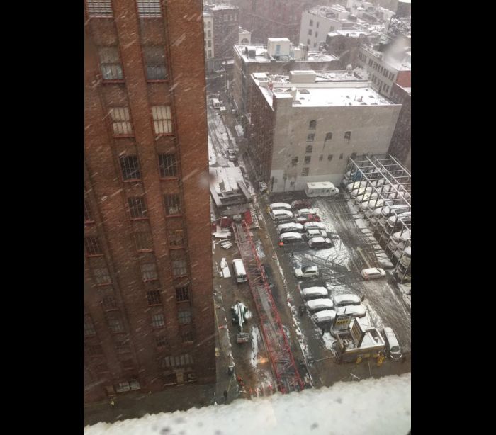 Guindaste gigante despenca no meio da rua em Nova York