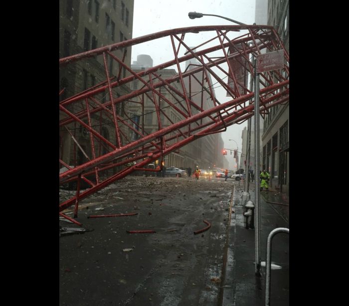 Guindaste gigante despenca no meio da rua em Nova York
