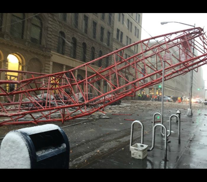 Guindaste gigante despenca no meio da rua em Nova York