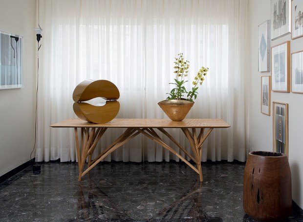 Décor ganha simetria, materiais naturais e peças de design