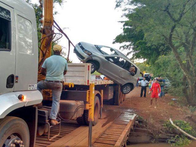Homem é encontrado morto dentro de veículo caído embaixo de ponte em Caarapó