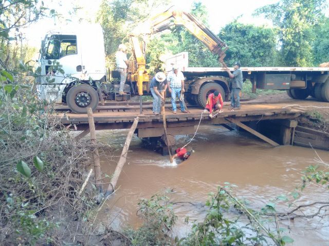 Homem é encontrado morto dentro de veículo caído embaixo de ponte em Caarapó