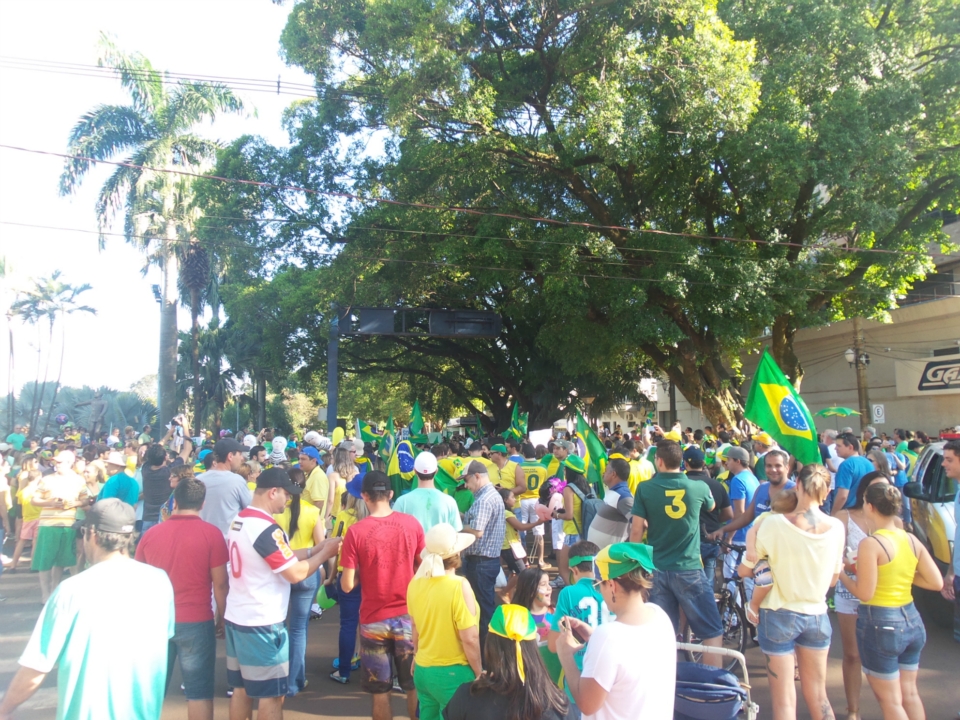 Em protesto a corrução milhares de pessoas foram às ruas na segunda maior cidade de MS Em protesto a corrução milhares de pessoas foram às ruas na segunda maior cidade de MS