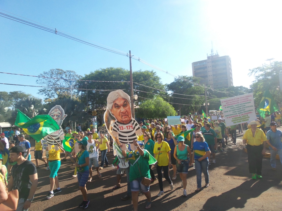 Em protesto a corrução milhares de pessoas foram às ruas na segunda maior cidade de MS Em protesto a corrução milhares de pessoas foram às ruas na segunda maior cidade de MS