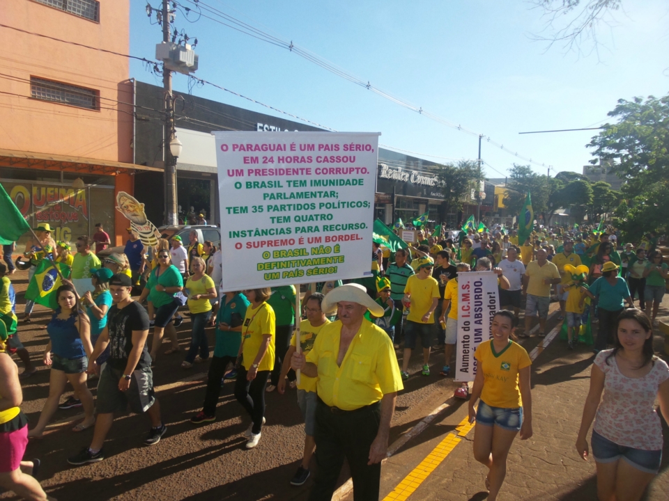Em protesto a corrução milhares de pessoas foram às ruas na segunda maior cidade de MS Em protesto a corrução milhares de pessoas foram às ruas na segunda maior cidade de MS