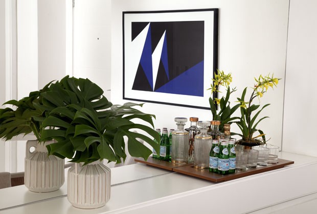 Base neutra e toques de cor dão charme a apartamento de 75 m²
