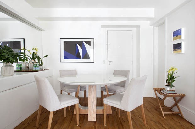 Base neutra e toques de cor dão charme a apartamento de 75 m²