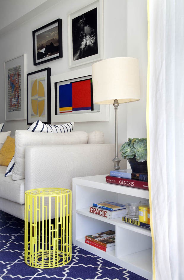 Base neutra e toques de cor dão charme a apartamento de 75 m²