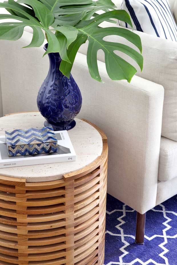 Base neutra e toques de cor dão charme a apartamento de 75 m²