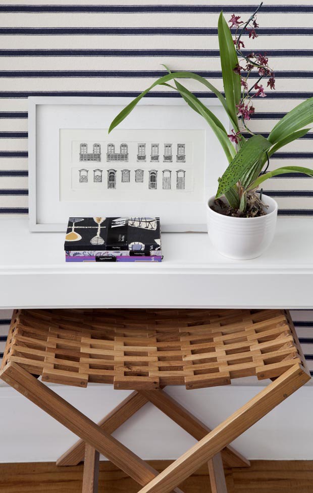 Base neutra e toques de cor dão charme a apartamento de 75 m²