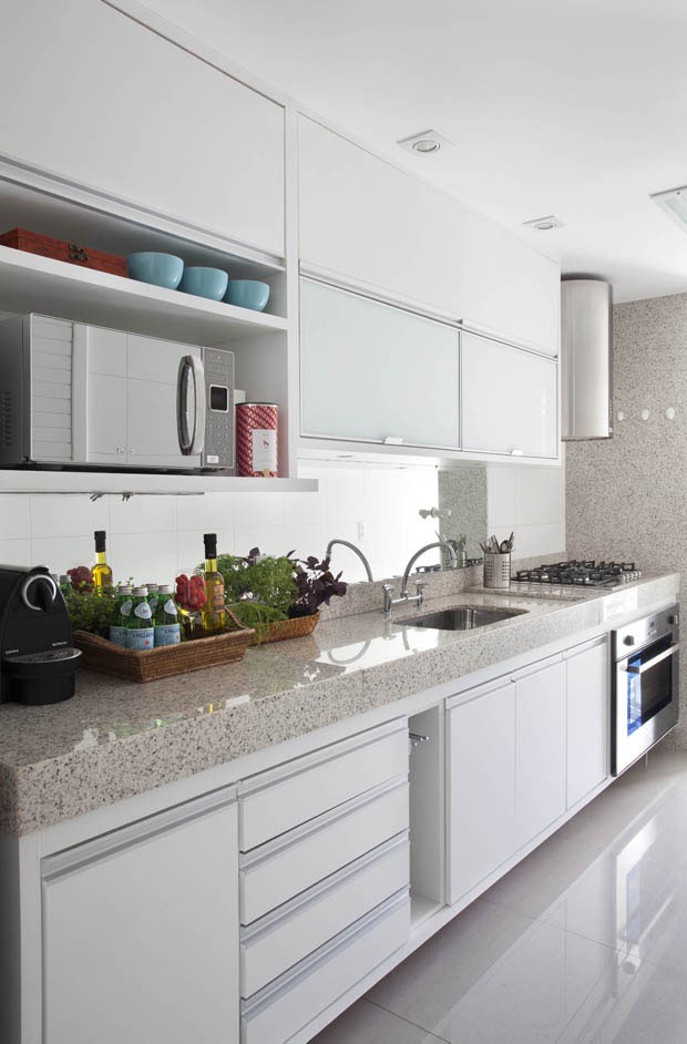 Base neutra e toques de cor dão charme a apartamento de 75 m²