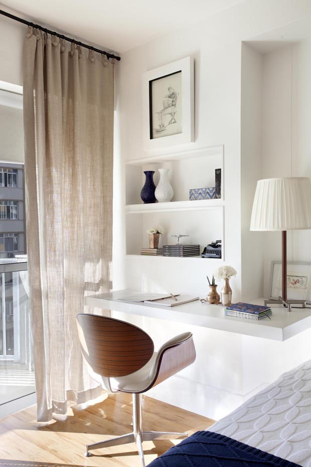 Base neutra e toques de cor dão charme a apartamento de 75 m²