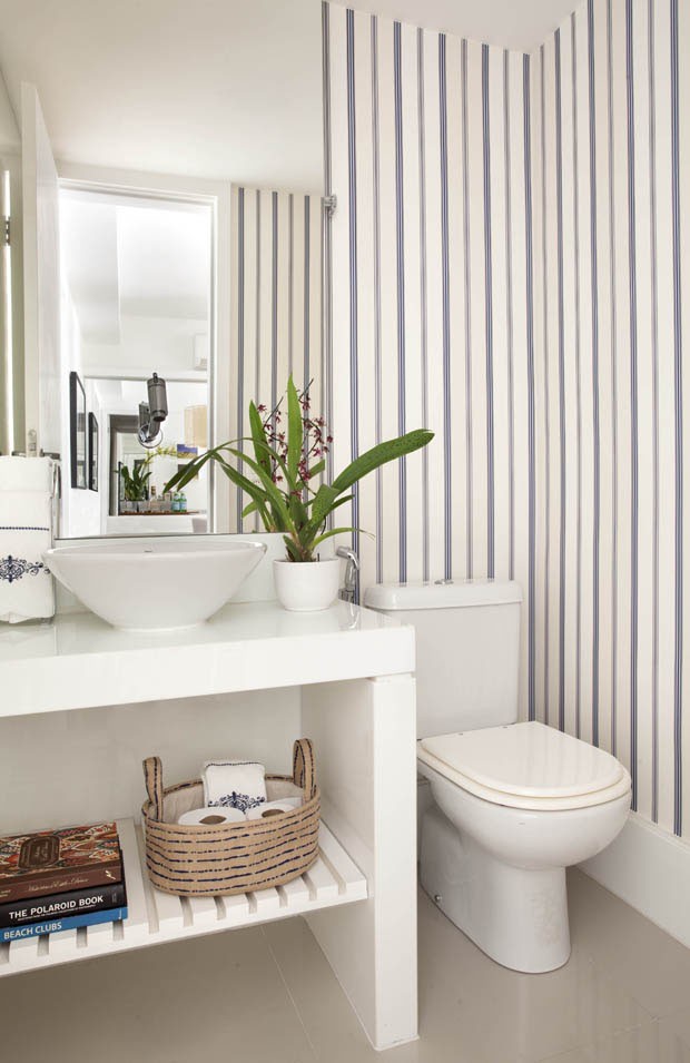 Base neutra e toques de cor dão charme a apartamento de 75 m²