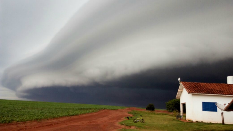 IMPRESSIONANTE: Internautas registram em fotos e vídeo chegada de chuva