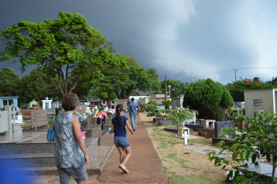 IMPRESSIONANTE: Internautas registram em fotos e vídeo chegada de chuva