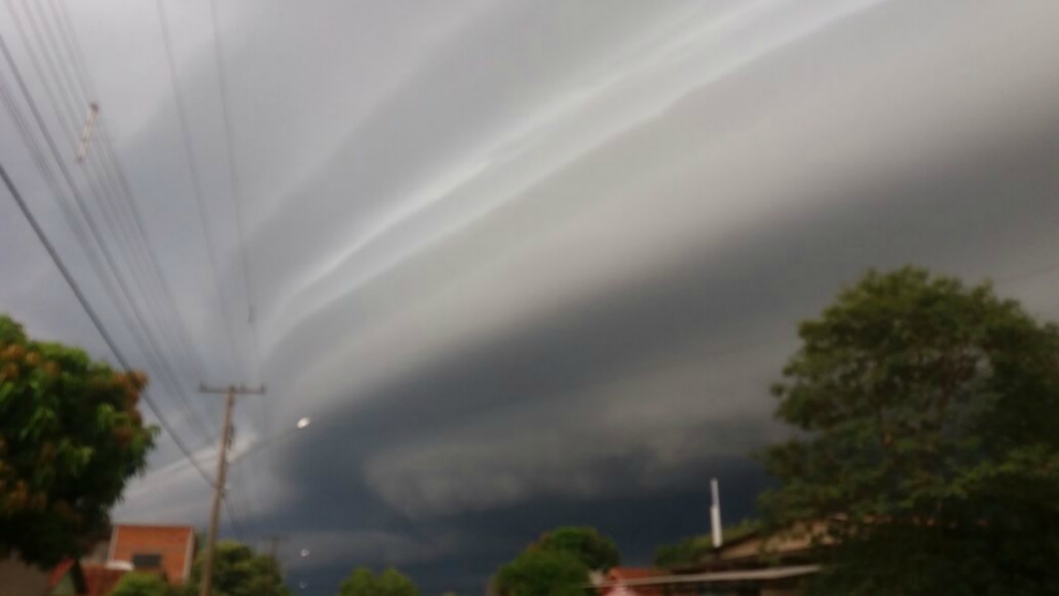 IMPRESSIONANTE: Internautas registram em fotos e vídeo chegada de chuva