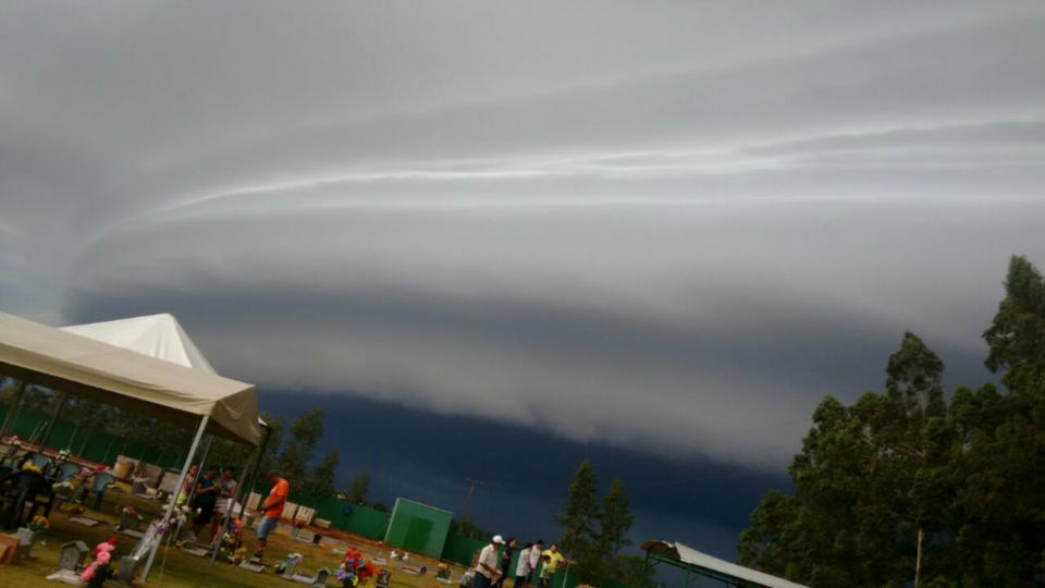 IMPRESSIONANTE: Internautas registram em fotos e vídeo chegada de chuva