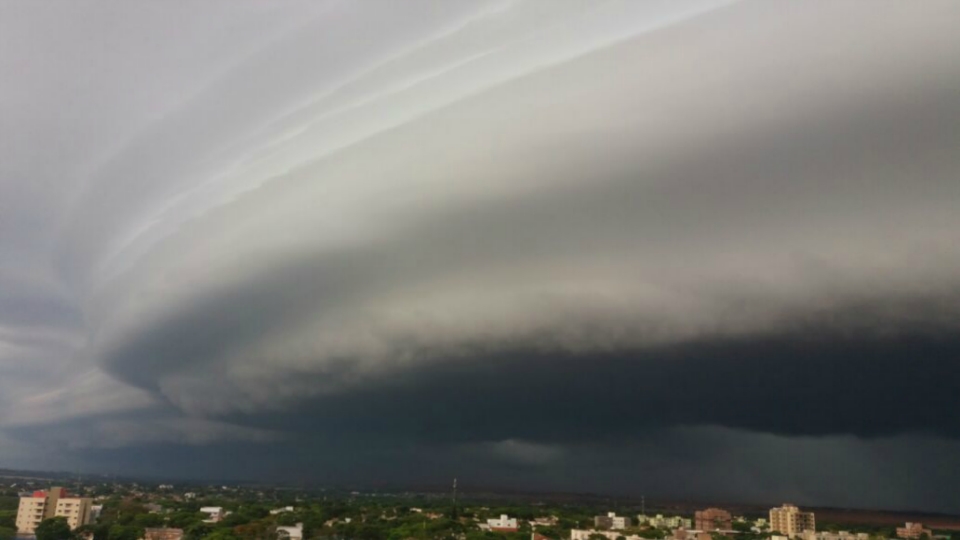 IMPRESSIONANTE: Internautas registram em fotos e vídeo chegada de chuva