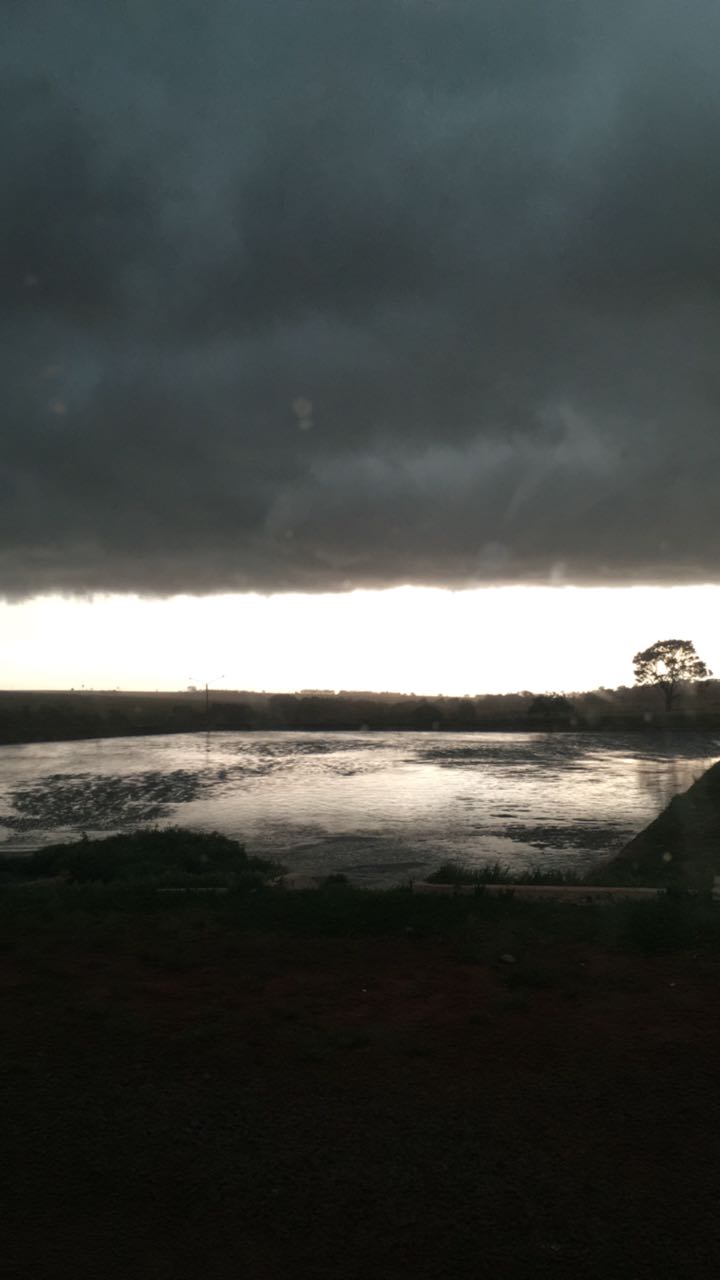 IMPRESSIONANTE: Internautas registram em fotos e vídeo chegada de chuva