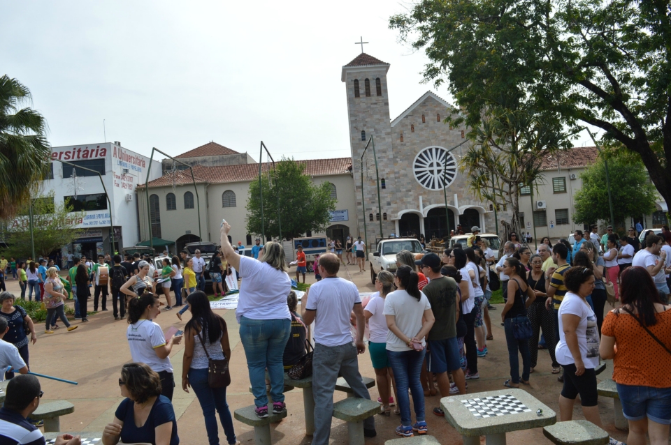 Manifestação reúne 1,5 mil em ato na praça central Manifestação reúne 1,5 mil em ato na praça central