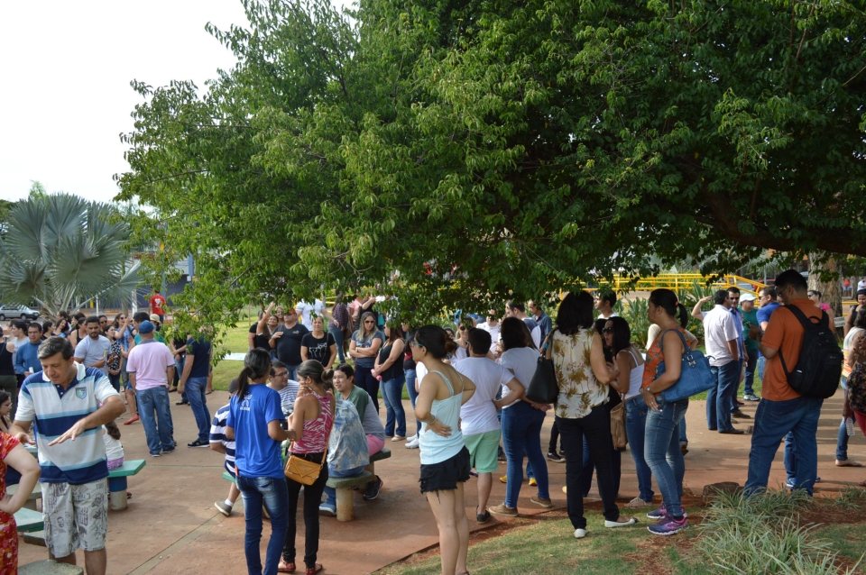 Manifestação reúne 1,5 mil em ato na praça central Manifestação reúne 1,5 mil em ato na praça central
