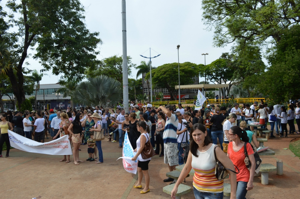 Manifestação reúne 1,5 mil em ato na praça central Manifestação reúne 1,5 mil em ato na praça central