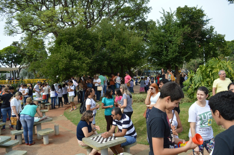 Manifestação reúne 1,5 mil em ato na praça central Manifestação reúne 1,5 mil em ato na praça central