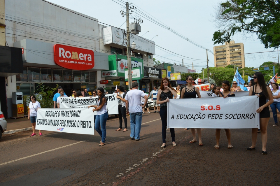 Manifestação reúne 1,5 mil em ato na praça central Manifestação reúne 1,5 mil em ato na praça central