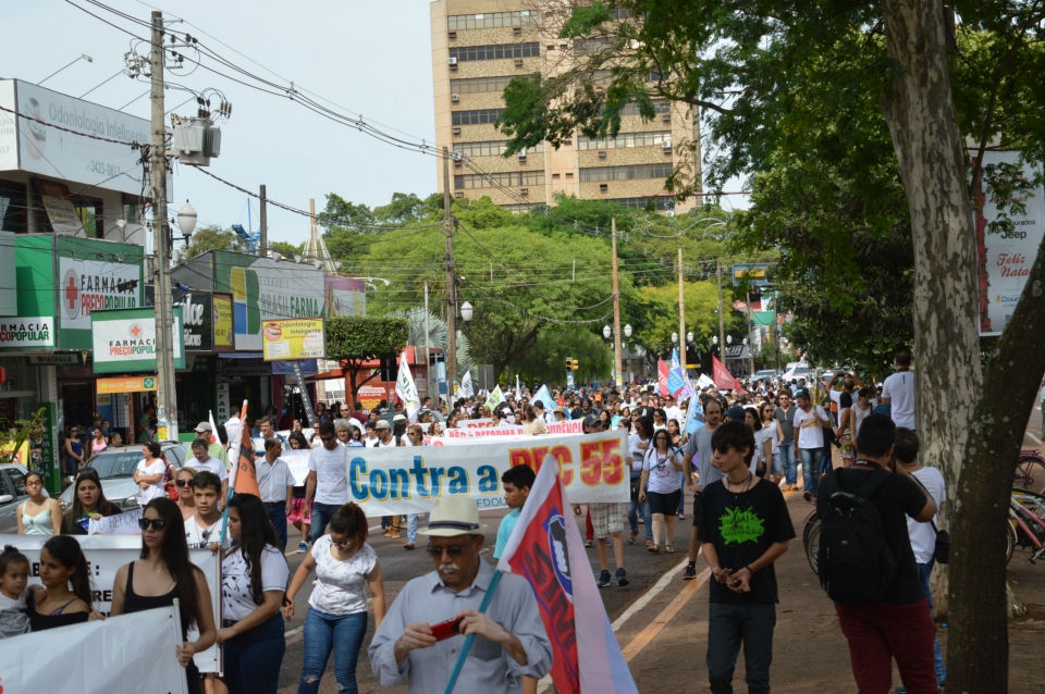 Manifestação reúne 1,5 mil em ato na praça central Manifestação reúne 1,5 mil em ato na praça central
