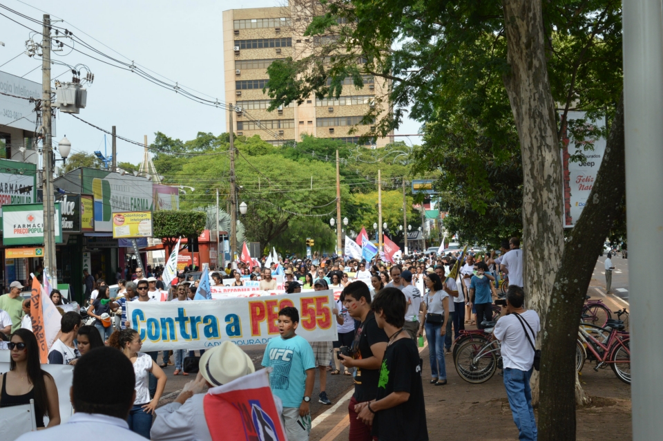 Manifestação reúne 1,5 mil em ato na praça central Manifestação reúne 1,5 mil em ato na praça central