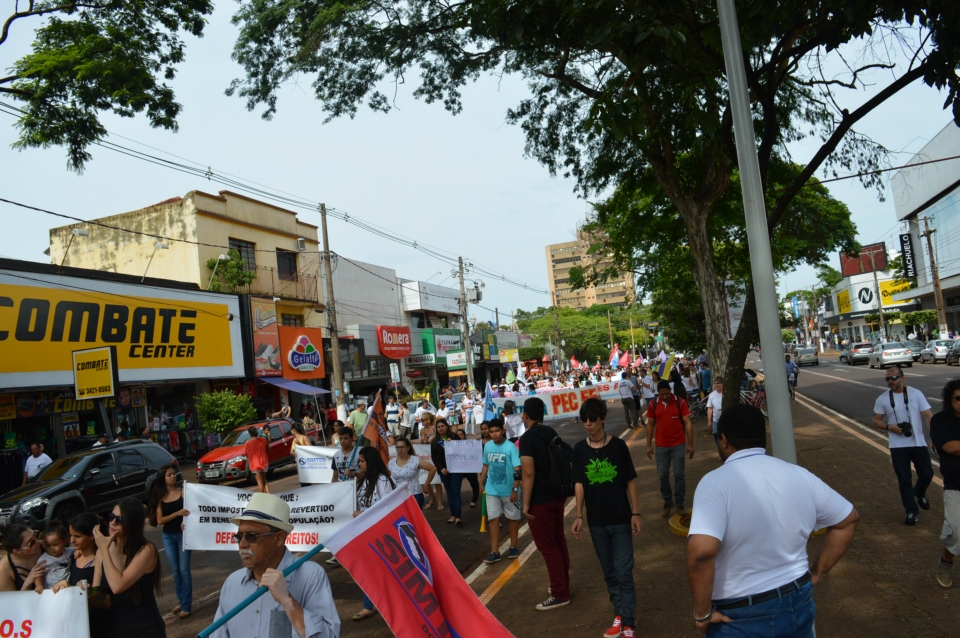 Manifestação reúne 1,5 mil em ato na praça central Manifestação reúne 1,5 mil em ato na praça central