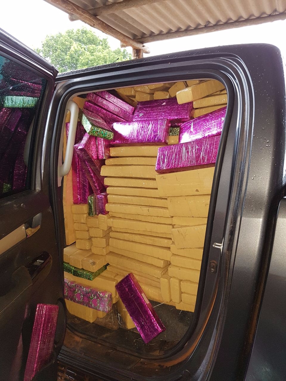 Caminhonete recheada com maconha é apreendida no Distrito de Vista Alegre