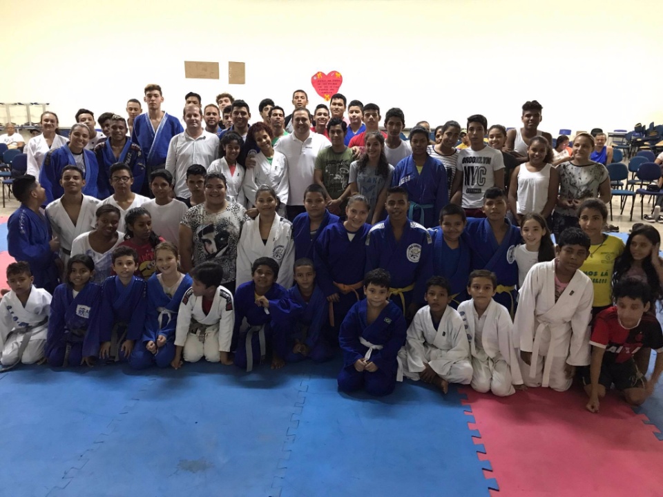 Deputado se reúne com empresários para discutir a proibição do Dourado em Corumbá Deputado se reúne com empresários para discutir a proibição do Dourado em Corumbá