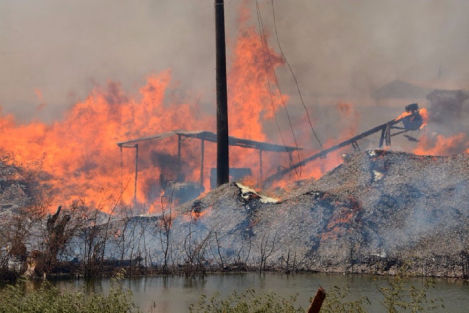 Incêndio com chamas de 4 metros de altura destrói depósito de entulho; vejam as fotos