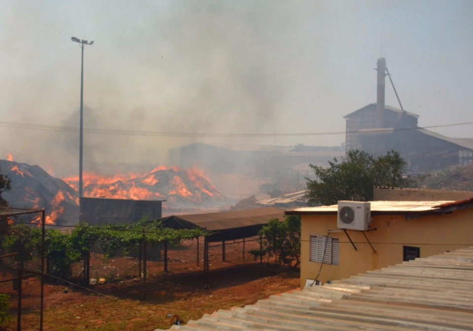 Incêndio com chamas de 4 metros de altura destrói depósito de entulho; vejam as fotos