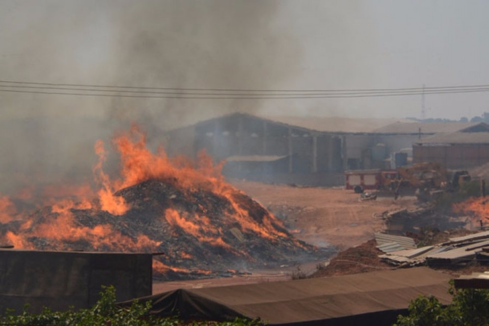 Incêndio com chamas de 4 metros de altura destrói depósito de entulho; vejam as fotos