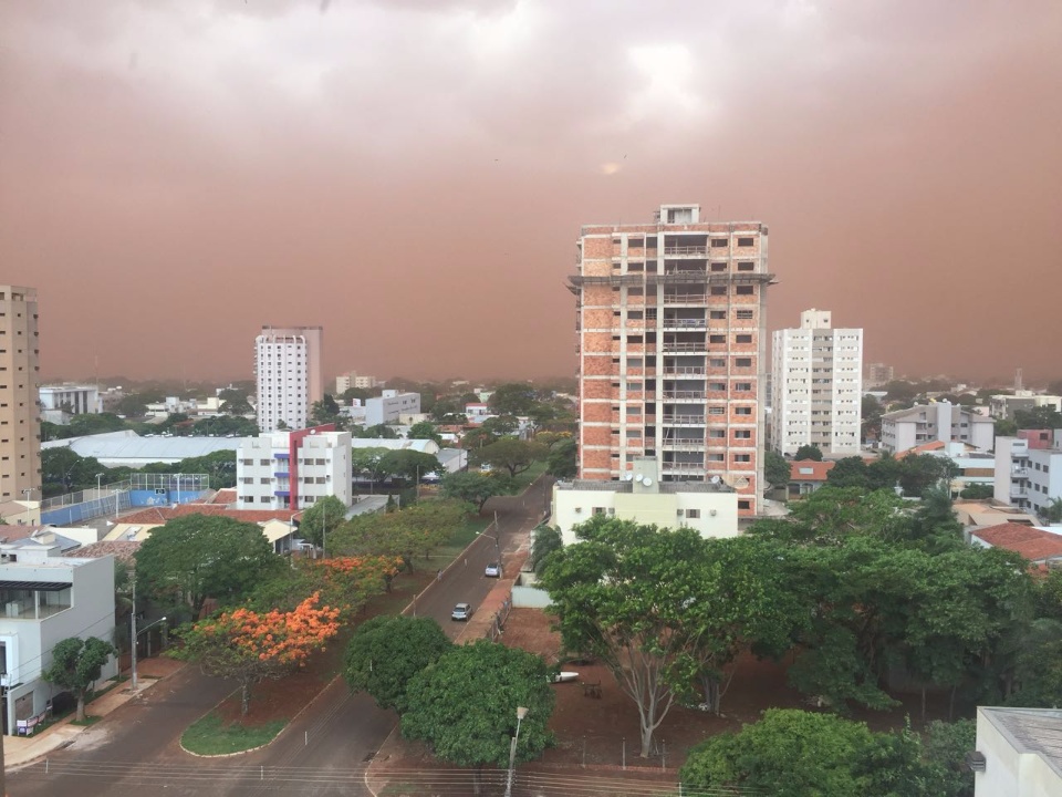 Ventania e nuvem de poeira toma conta de Dourados