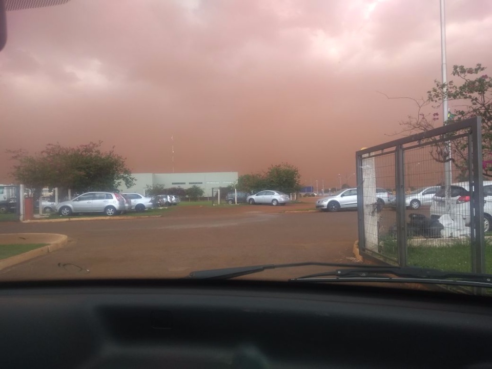 Ventania e nuvem de poeira toma conta de Dourados