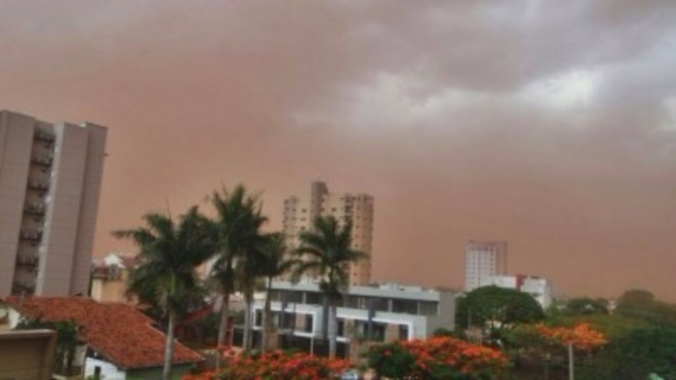 Ventania e nuvem de poeira toma conta de Dourados