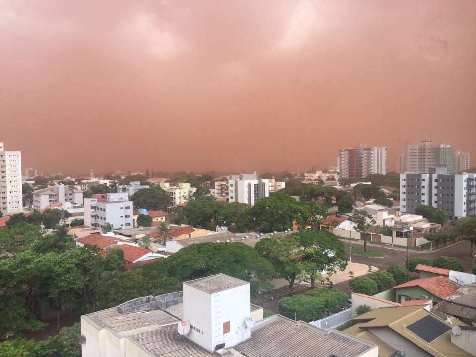 Ventania e nuvem de poeira toma conta de Dourados