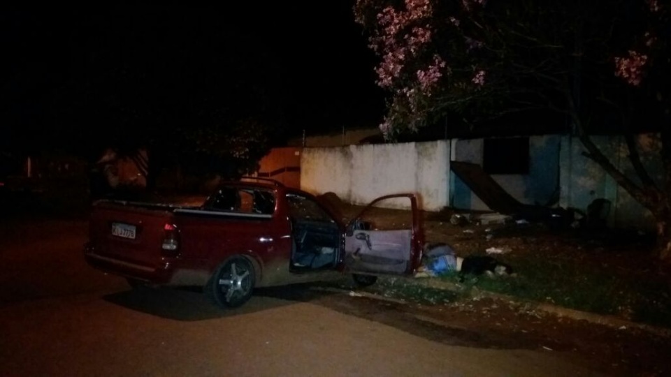 Troca de tiros entre PM e bandidos deixa dois mortos e um preso Troca de tiros entre PM e bandidos deixa dois mortos e um preso