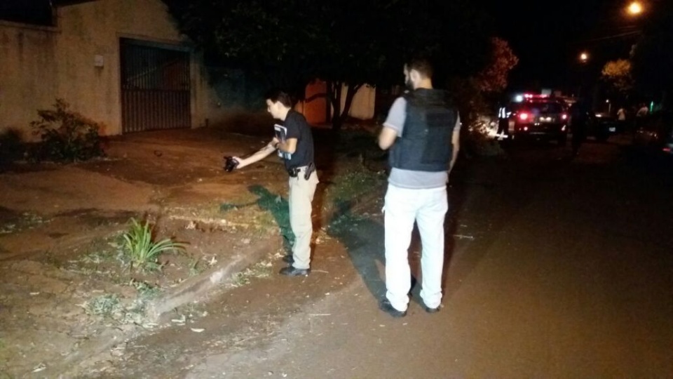 Troca de tiros entre PM e bandidos deixa dois mortos e um preso Troca de tiros entre PM e bandidos deixa dois mortos e um preso