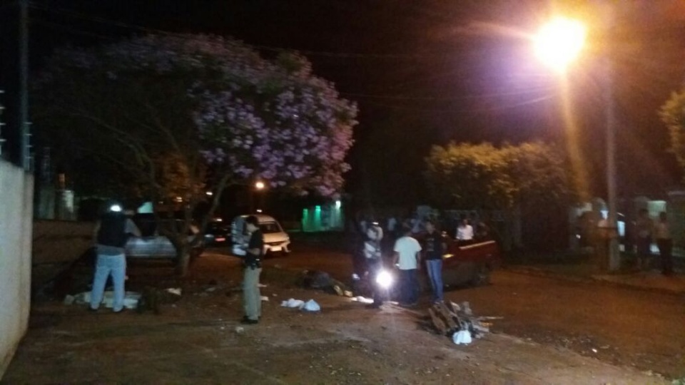 Troca de tiros entre PM e bandidos deixa dois mortos e um preso Troca de tiros entre PM e bandidos deixa dois mortos e um preso