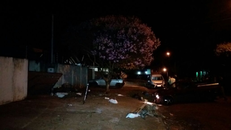 Troca de tiros entre PM e bandidos deixa dois mortos e um preso Troca de tiros entre PM e bandidos deixa dois mortos e um preso