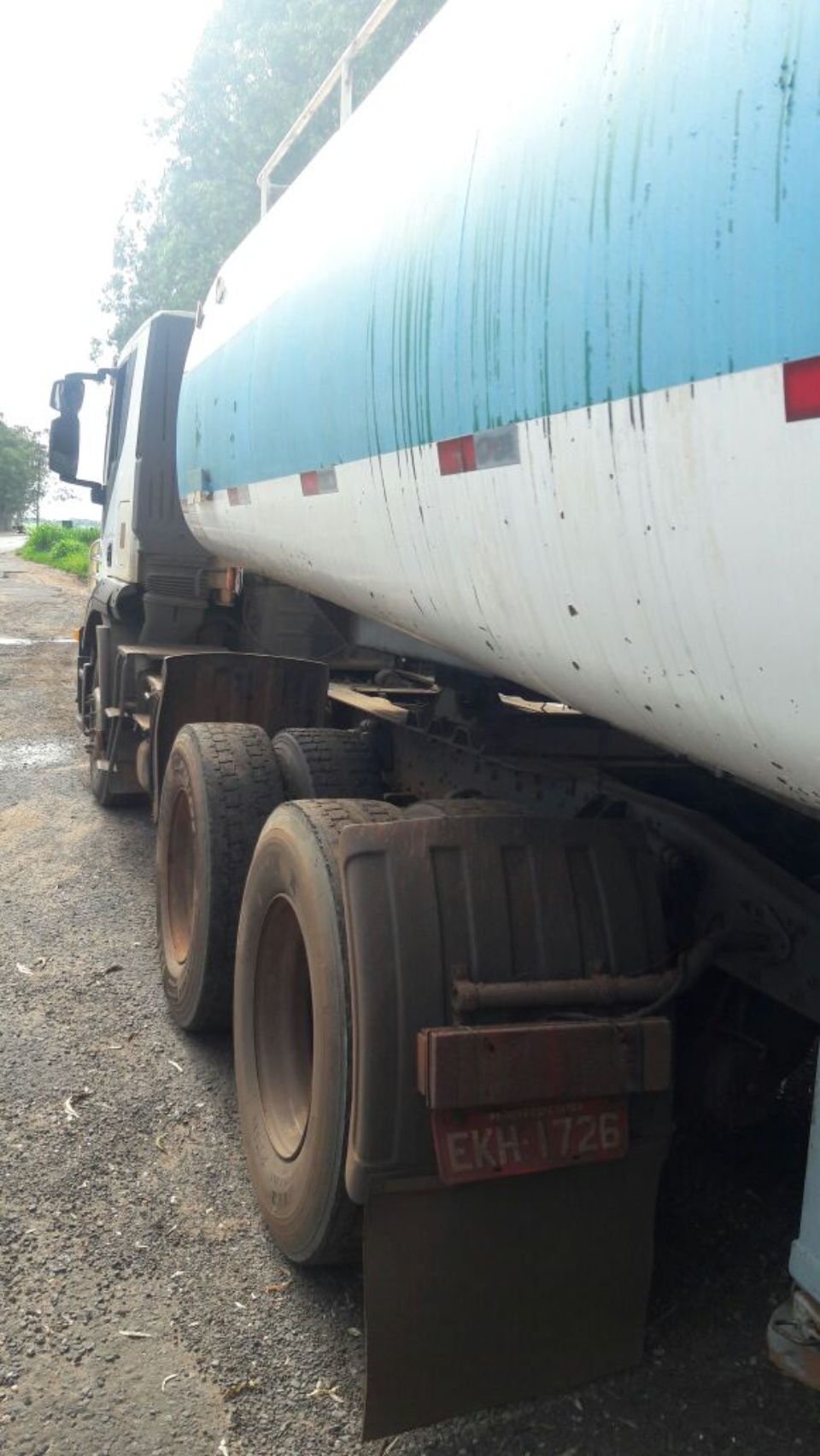 PRE apreende carreta tanque com carregamento de cigarros