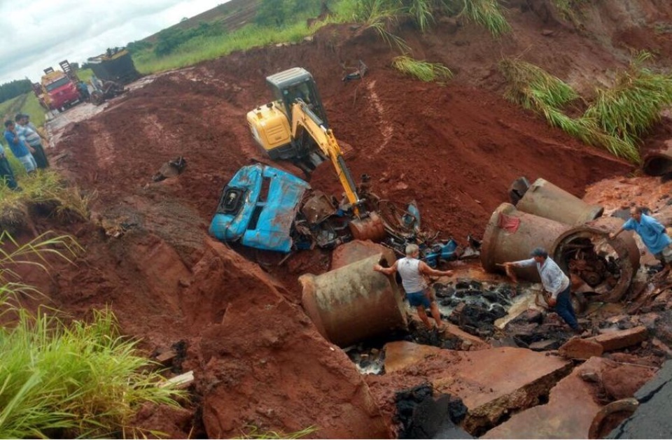 Máquinas retiram destroços de caminhão que caiu em cratera em Novo Horizonte do Sul