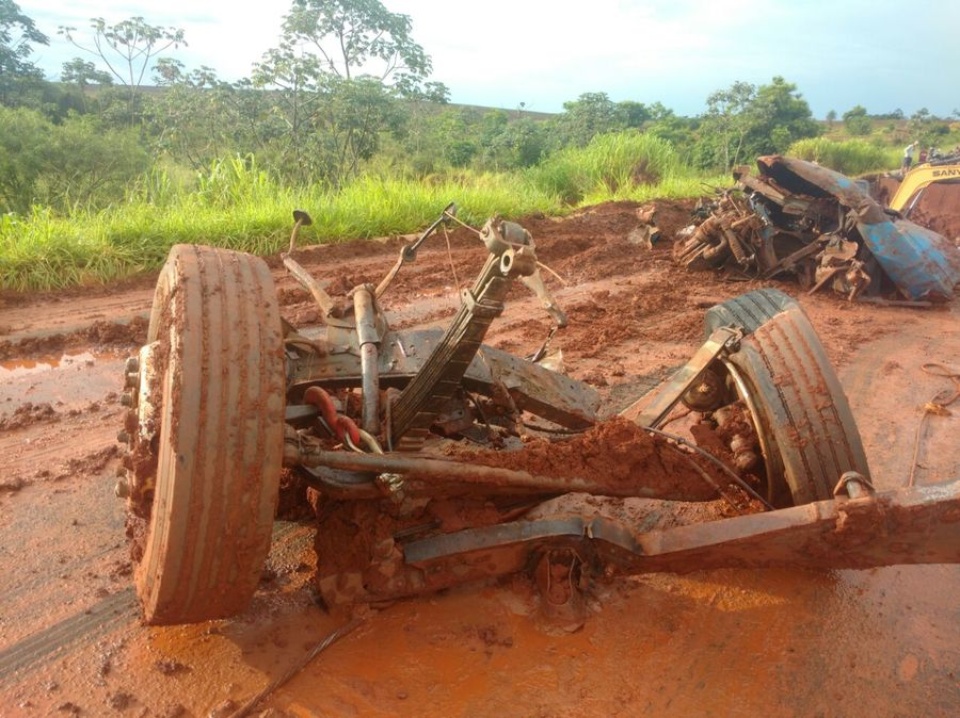 Máquinas retiram destroços de caminhão que caiu em cratera em Novo Horizonte do Sul