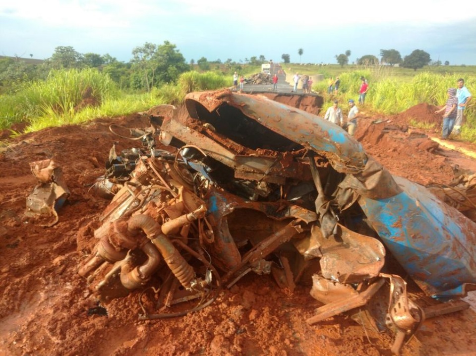 Máquinas retiram destroços de caminhão que caiu em cratera em Novo Horizonte do Sul