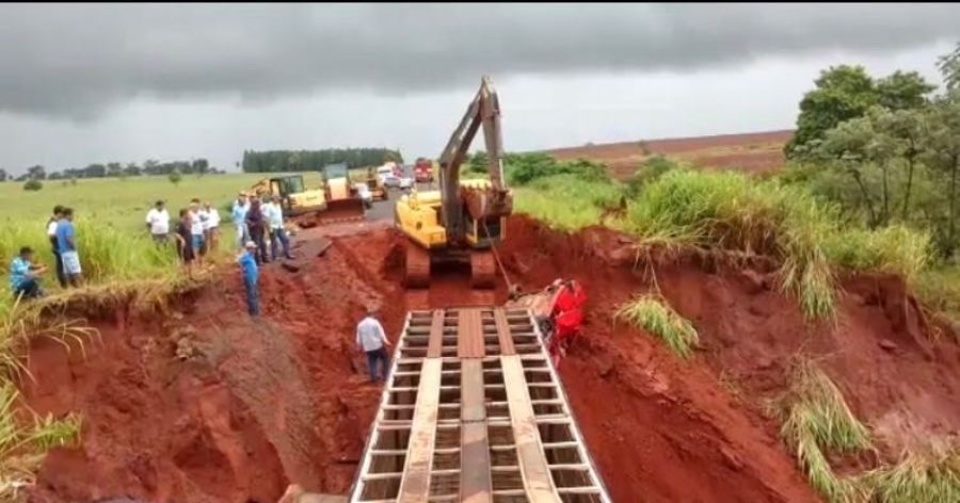 Máquinas retiram destroços de caminhão que caiu em cratera em Novo Horizonte do Sul